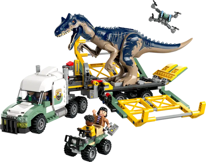 Une image illustrant une camionnette LEGO verte transportant un grand dinosaure bleu debout sur son plateau arrière jaune, avec des figurines au premier plan tenant un quad vert dans le thème Jurassic World.