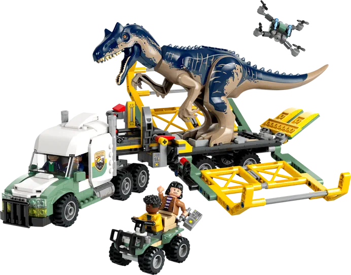 Une image illustrant une camionnette LEGO verte transportant un grand dinosaure bleu debout sur son plateau arrière jaune, avec des figurines au premier plan tenant un quad vert dans le thème Jurassic World.