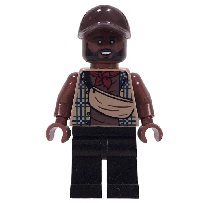 Minifigurine LEGO de couleur marron portant une casquette et un haut imprimé représentant un personnage barbu avec un foulard rouge et un sac beige, issue du set Jurassic World 76974.