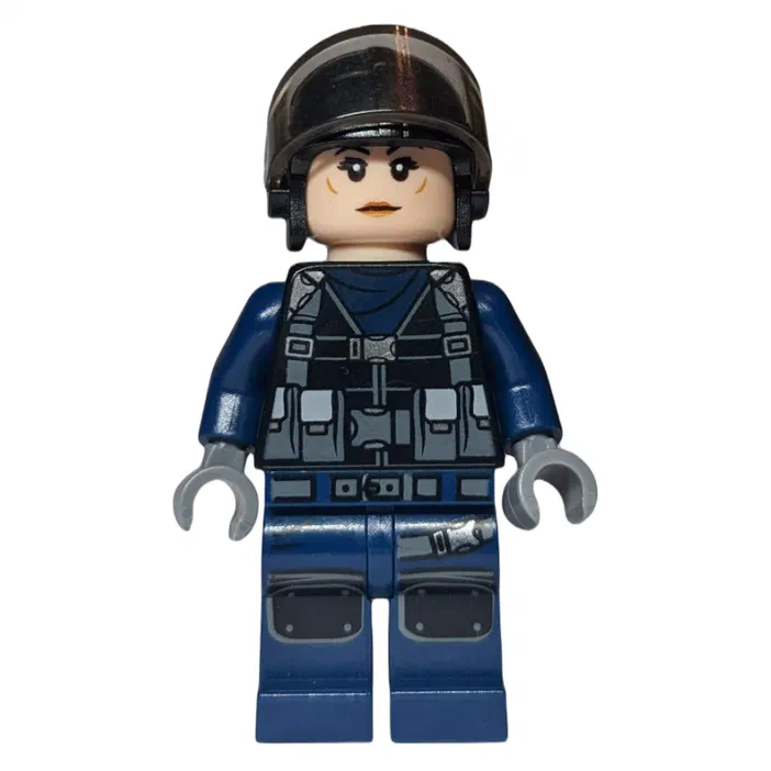 Minifigurine LEGO féminine portant un casque noir avec pare-brise et une combinaison bleue marine avec gilet tactique.