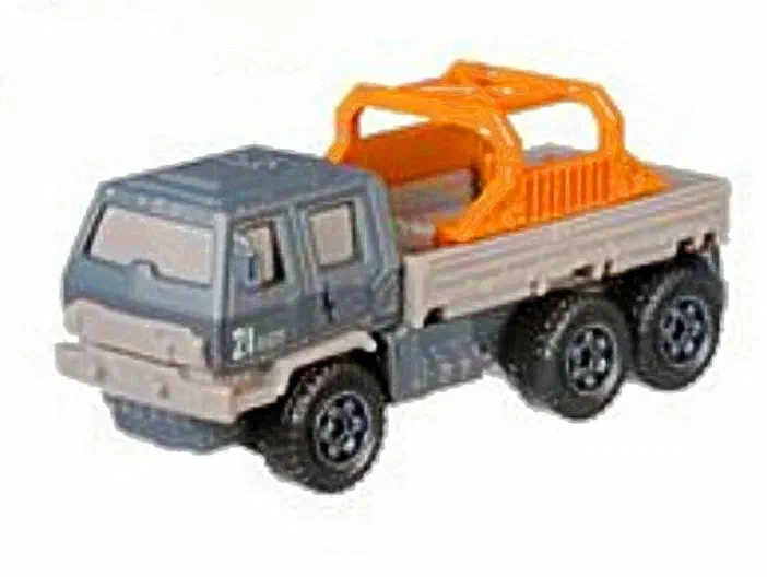 Un camion jouet tout-terrain gris foncé équipé d'une structure orange sur son plateau arrière et des pneus larges noirs.