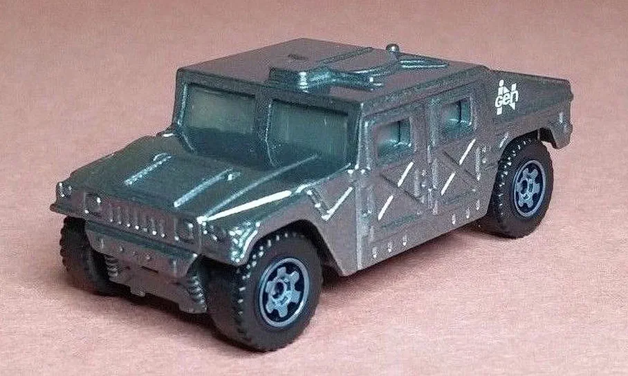 Petite voiture Matchbox InGen Humvee gris métallisé sans canons avec logo blanc sur le flanc.