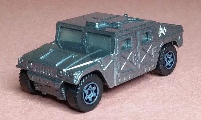 Petite voiture Matchbox InGen Humvee gris métallisé sans canons avec logo blanc sur le flanc.