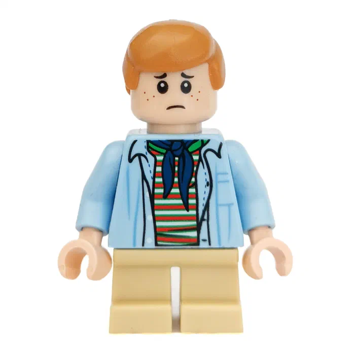 Minifigurine LEGO de Tim Murphy aux cheveux roux portant une veste bleue ouverte sur un t-shirt rayé rouge et vert, avec une expression triste ou inquiète.