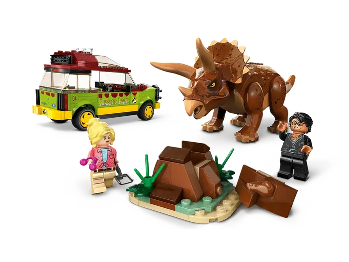 Un ensemble de jouets LEGO comprenant une voiture verte avec l'inscription JURASSIC PARK, un dinosaure Tricératops en plastique moulé et deux personnages minifigures.