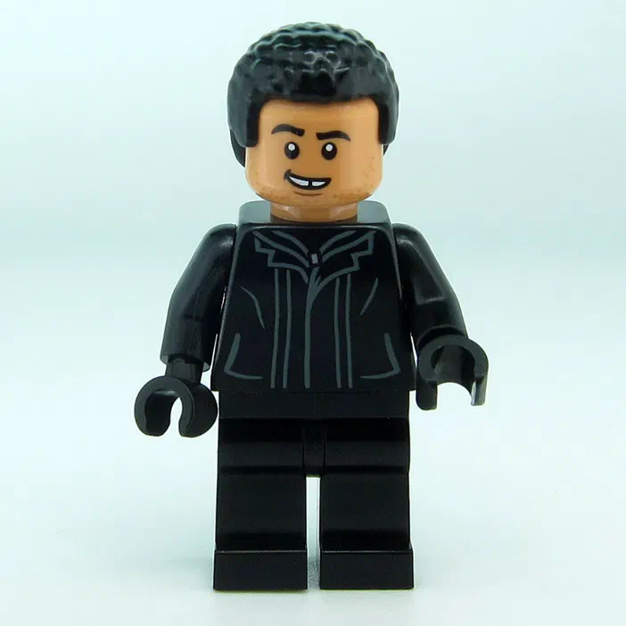 Minifigurine LEGO masculine Franklin Webb en costume noir avec cheveux bouclés noirs et peau brune sur fond blanc.