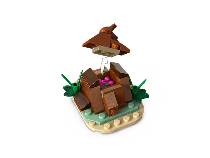 Un objet LEGO représentant des excréments de Tricératops avec un couvercle qui s’ouvre pour révéler l’intérieur rose.
