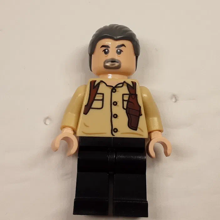Minifigurine de Vic Hoskins en chemise beige avec poches et holster noir, minifigurine issue d'un ensemble LEGO Jurassic World 75918.