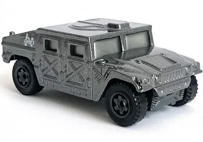 Voiture Matchbox InGen Humvee gris métallisé avec des détails noirs et une inscription 'InGen' sur le capot.