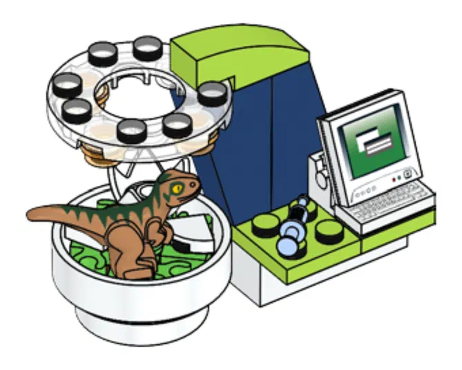 Une scène de jeu LEGO Create Dino montrant un modèle de dinosaure à l'intérieur d'un bol blanc sous une mécanique circulaire avec des disques noirs et à côté d'un moniteur informatique sur un bureau.