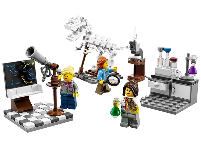 Ensemble de construction LEGO Research Institute (21110) avec un télescope, des personnages, une ossature animale et du matériel scientifique sur une base à damier noir et blanc.