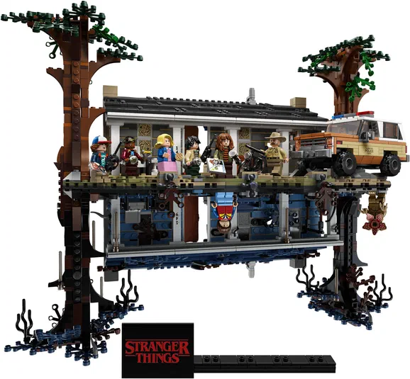 Ensemble LEGO Stranger Things représentant une maison dans un arbre, des porches occupés par des minifigurines et une voiture de police HAWKINS.