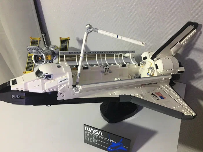Modèle LEGO d'une navette spatiale Discovery avec l'étiquette NASA Space Shuttle Discovery STS-31.