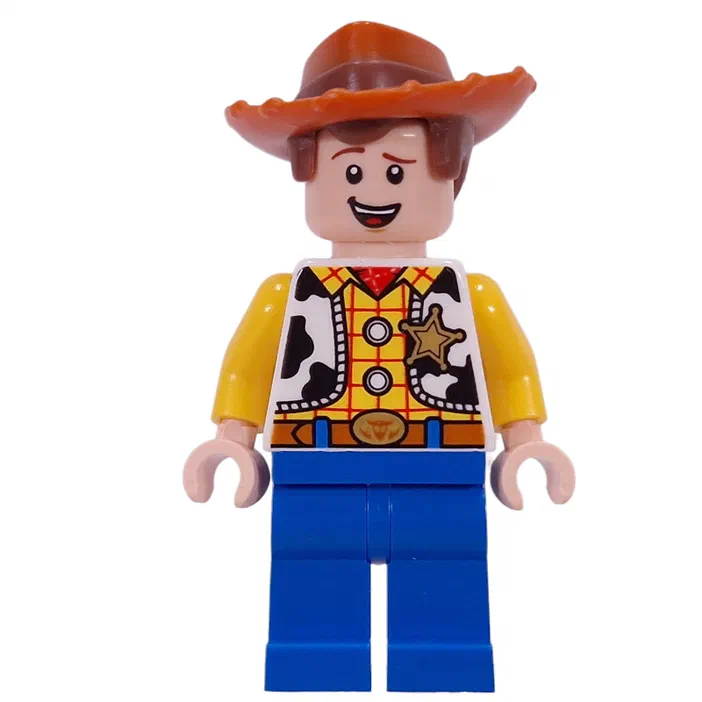 Minifigurine LEGO Woody du set Disney Toy Story 40774, portant son chapeau et sa chemise à carreaux jaune avec un visage souriant.
