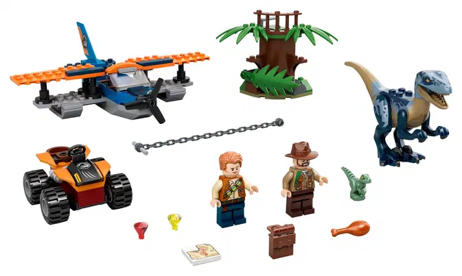 Ensemble de pièces LEGO Jurassic World 75942 montrant un biplan, une voiture tout-terrain, un Velociraptor bleu et deux minifigures accompagnées d'accessoires.