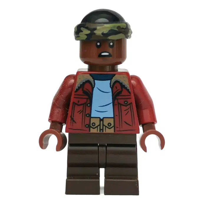 Une figurine LEGO du set Stranger Things (75810) montrant une tête marron foncé, un bonnet noir à bordure camouflage vert, et un torse rouge avec imprimés bleus représentant un t-shirt sous une veste ouverte.