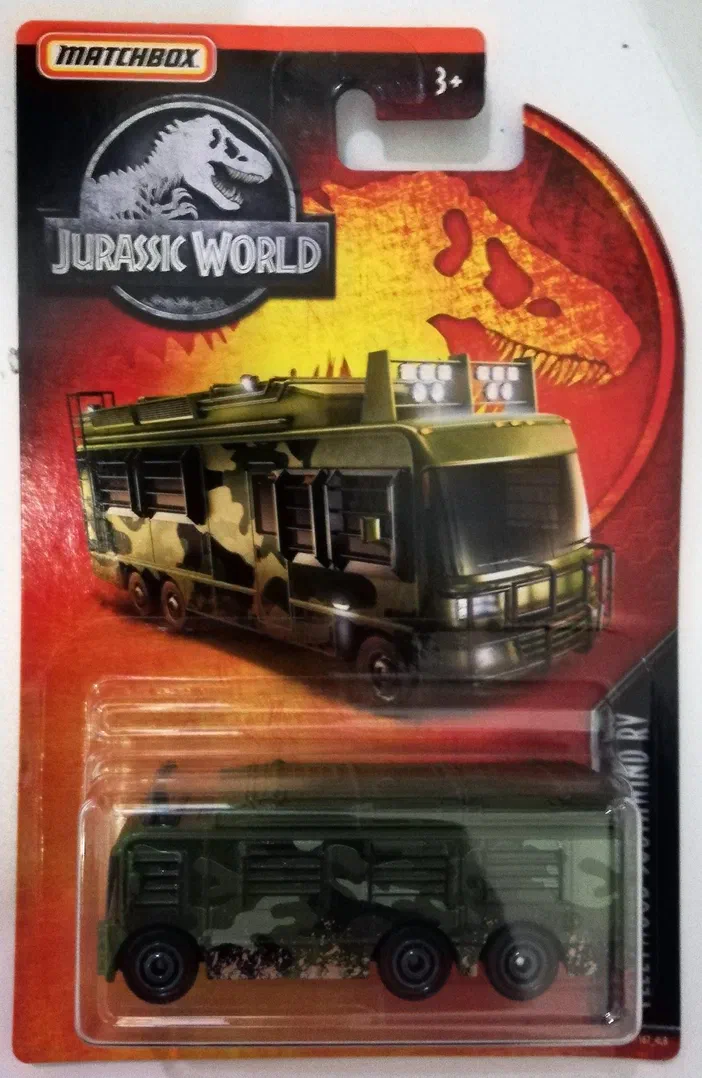 Voiture jouet Matchbox représentant un camion-camping vert camouflé du film Jurassic World dans son emballage.