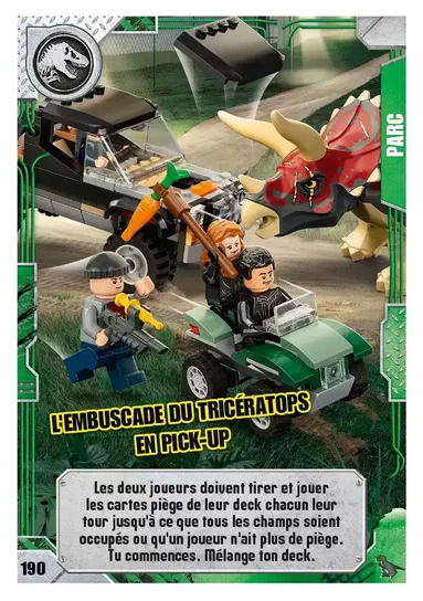 Illustration d'une carte LEGO Jurassic World intitulée 'L'embuscade du Tricératops en pick-up', montrant un quad avec des personnages tirant sur un dinosaure rouge dans le parc.