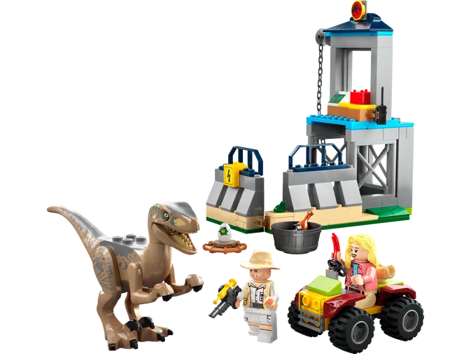 L'ensemble LEGO Jurassic World 76957 comprend un Velociraptor beige, deux personnages minifigures dont une femme blonde au volant d'un quad rouge, une structure grise avec barrières bleues, un œuf de dinosaure et un os dans un seau.