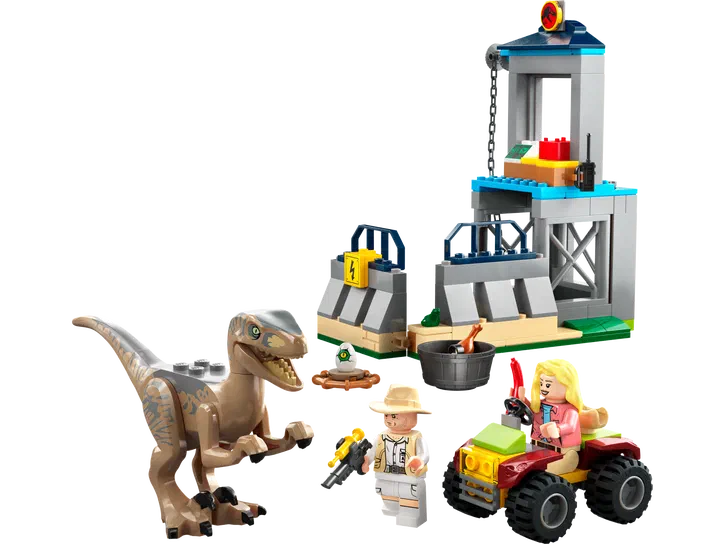 L'ensemble LEGO Jurassic World 76957 comprend un Velociraptor beige, deux personnages minifigures dont une femme blonde au volant d'un quad rouge, une structure grise avec barrières bleues, un œuf de dinosaure et un os dans un seau.