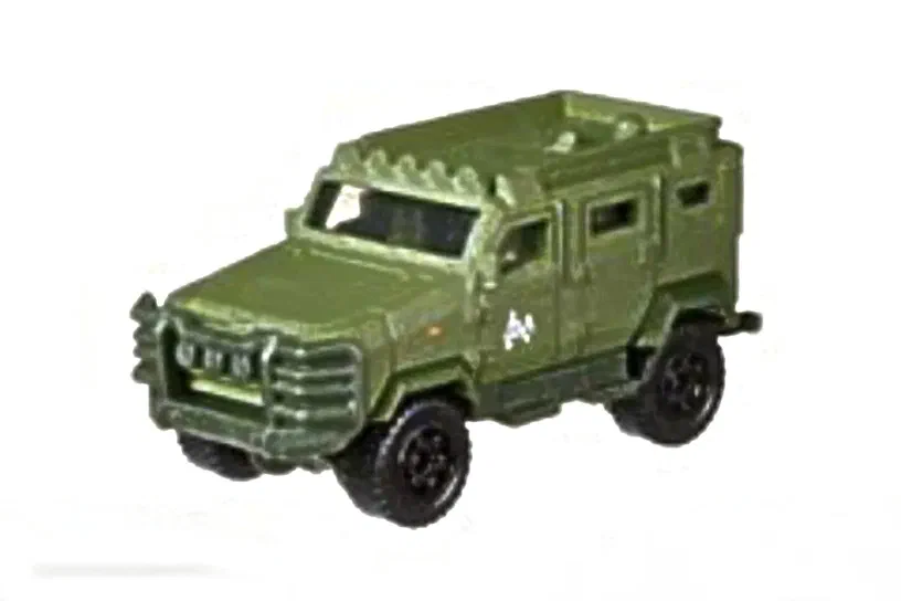 Jouet Matchbox vert du véhicule Textron Tiger de la série Jurassic World (2018), présenté en vue d'ensemble et détails sur fond blanc.