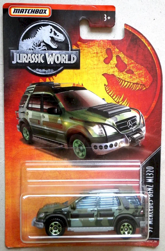 Voiture de collection Mercedes-Benz ML320 dans son emballage blister avec le logo Jurassic World et un fond rouge orné d'un dinosaure T-Rex.