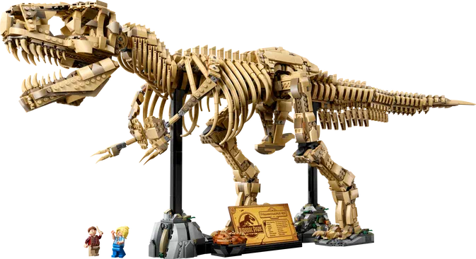 Ensemble LEGO 76968 montrant le squelette d'un Tyrannosaure Rex en briques beige, accompagné de deux figurines et une plaque d'information sur fond noir.