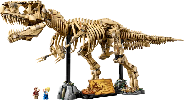 Ensemble LEGO 76968 montrant le squelette d'un Tyrannosaure Rex en briques beige, accompagné de deux figurines et une plaque d'information sur fond noir.