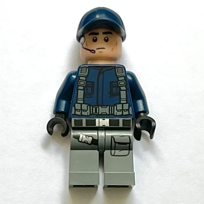 Minifigurine LEGO d'un soldat ACU portant un uniforme bleu foncé avec des détails gris représentant de l'équipement tactique et un casque assorti.