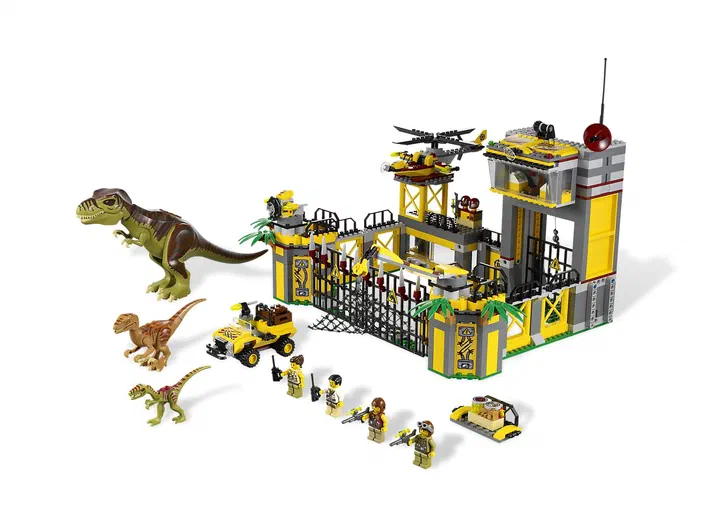Ensemble LEGO Dino Defense HQ avec une base jaune, des dinosaures verts et bruns, plusieurs figurines armées, deux véhicules jaunes et un hélicoptère.