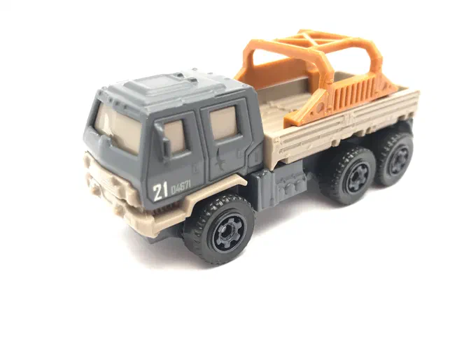 Puce de Matchbox Off-Road Rescue Rig gris foncé avec une benne beige et un cadre orange, issue du film Jurassic World.