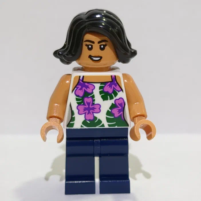 Minifigurine LEGO de la série Jurassic World représentant Sammy avec des jambes bleu foncé et un haut sans manches à motifs floraux violets.
