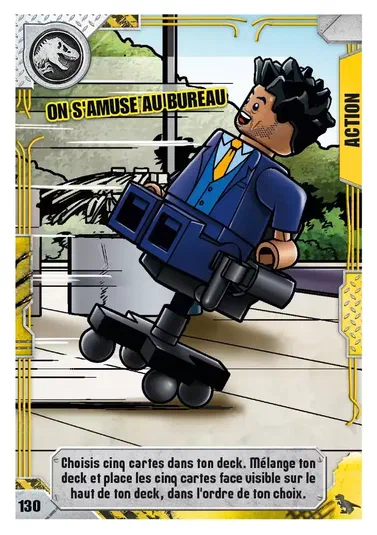 Carte de collection LEGO Jurassic World : un personnage en costume bleu sur roulettes tient une imprimante. Texte 'On s'amuse au bureau' et instructions pour choisir cinq cartes.