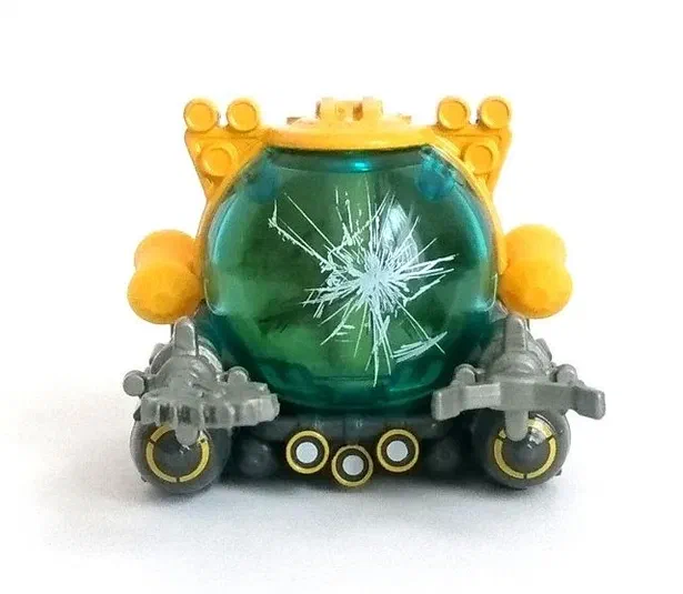 Un sous-marin jouet Matchbox de la série Jurassic World avec un écran brisé et des détails jaunes.
