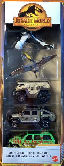 Boîte de jouets Matchbox Jurassic World Dominion contenant un hélicoptère, un pteranodon et quatre véhicules terrestres.