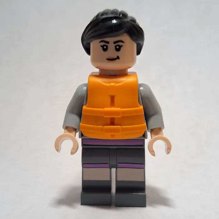Minifigurine de la série LEGO Jurassic World, Yaz portant une veste de sauvetage orange.