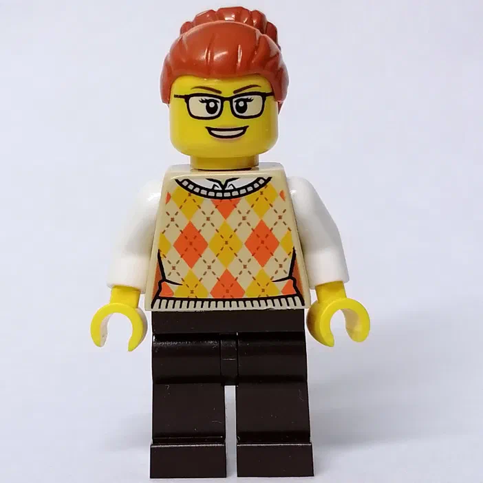 Minifigurine LEGO avec des cheveux roux, des lunettes et un pull à losanges orange.