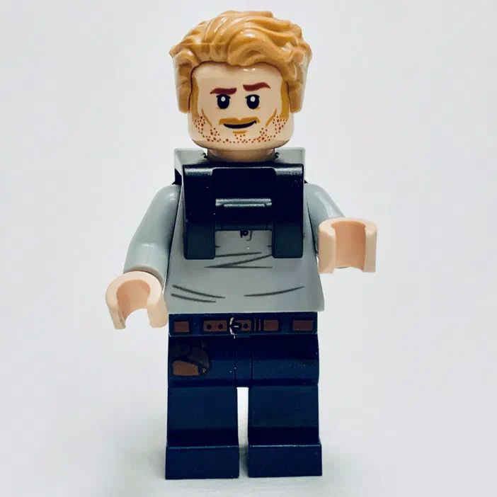 Minifigurine LEGO de Jurassic World avec des cheveux blonds, une barbe et un gilet noir.