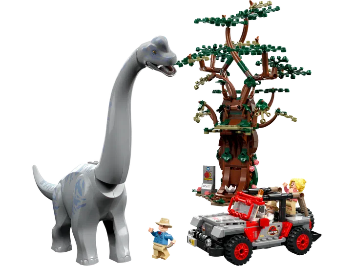 Un dinosaure Brachiosaure en LEGO gris, un arbre avec des oiseaux et une jeep rouge du jeu Jurassic World.