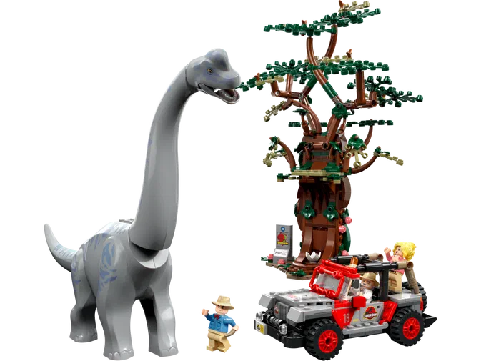Un dinosaure Brachiosaure en LEGO gris, un arbre avec des oiseaux et une jeep rouge du jeu Jurassic World.