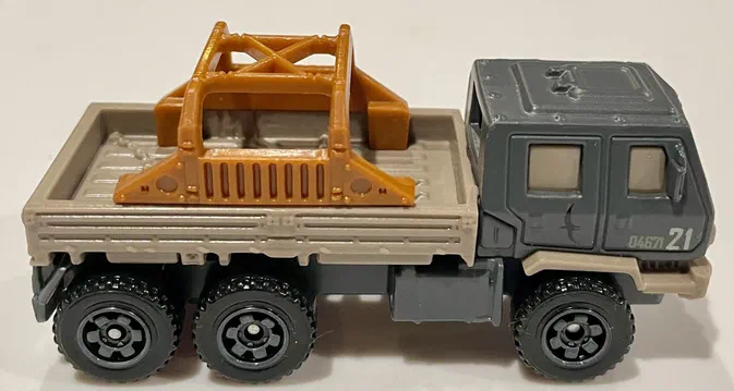Puce Matchbox Off-Road Rescue Rig gris avec benne beige et structure orange.