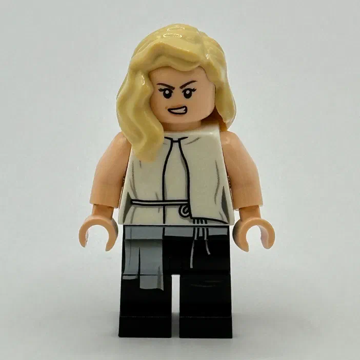 Minifigurine LEGO de Jurassic World avec des cheveux blondes, un haut blanc et un pantalon noir.