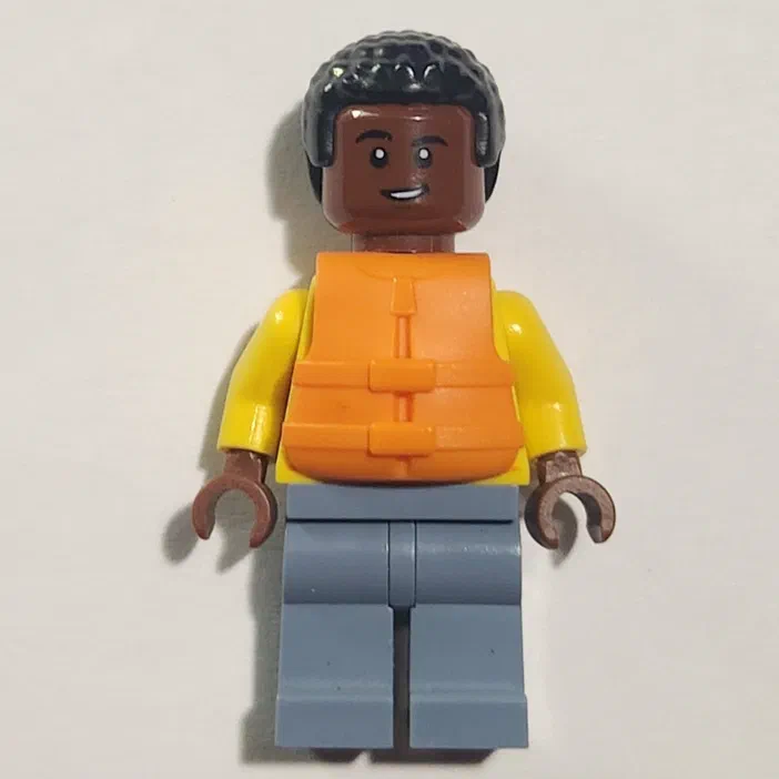 Minifigurine LEGO Darius avec des jambes bleu sable et un gilet de sauvetage orange.
