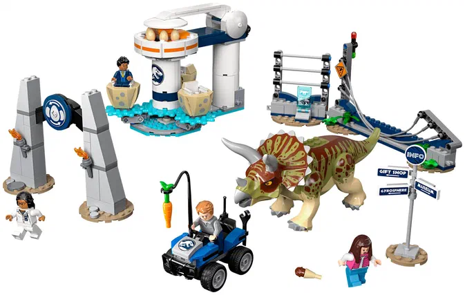 Ensemble de pièces LEGO Jurassic World incluant un Triceratops, une tour d'œufs et des personnages.