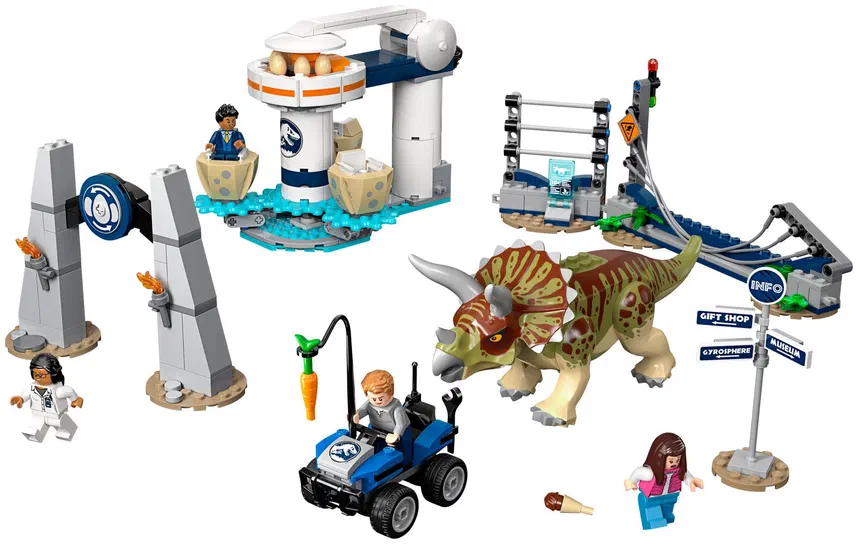 Ensemble de pièces LEGO Jurassic World incluant un Triceratops, une tour d'œufs et des personnages.