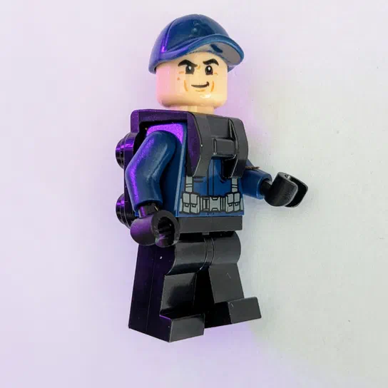 Minifigurine LEGO de Jurassic World avec un casque bleu et une veste noire.