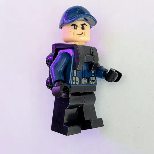 Minifigurine LEGO de Jurassic World avec un casque bleu et une veste noire.
