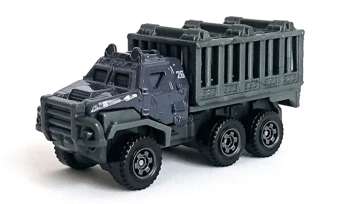 Voiture jouet Matchbox Armored Action Transporter gris foncé avec benne arrière et pneus larges