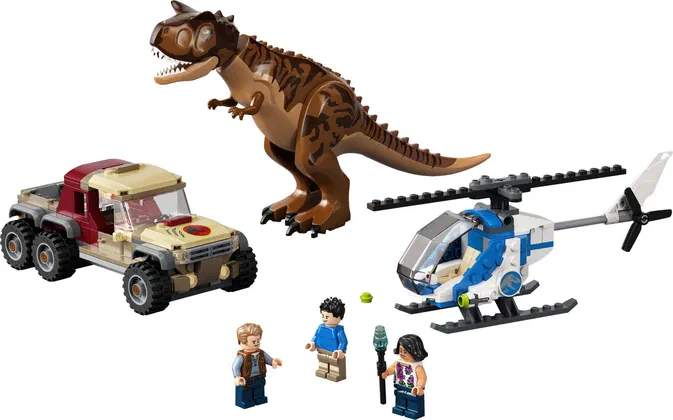 Ensemble de construction LEGO Jurassic World incluant un dinosaure Carnotaurus, une jeep rouge et beige, un hélicoptère bleu-blanc avec rotor, trois minifigurines humaines (un homme blond en veste marron, un garçon aux cheveux noirs en t-shirt bleu tenant une canne blanche, et une femme noire vêtue d'un haut violet)