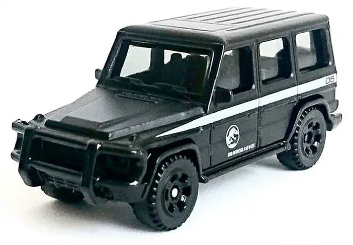 Voiture de collection Matchbox Mercedes-Benz G-Class noire avec des détails blancs et le logo Jurassic World sur la portière.